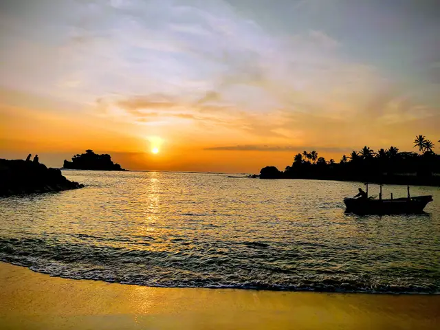 Tropical sunset over the bay in Midigama