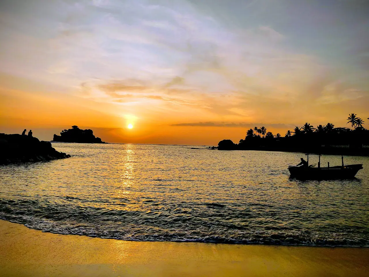 Tropical sunset over the bay in Midigama